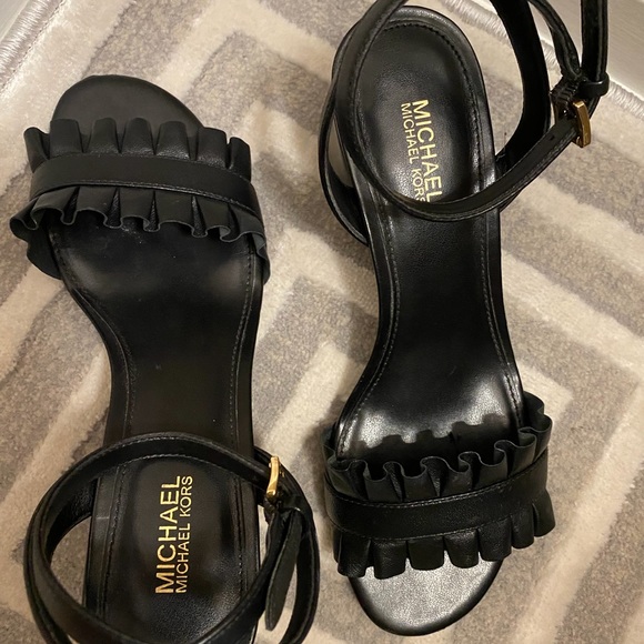 “Michael Kors” Classy Lady Sandals - Picture 4 of 6